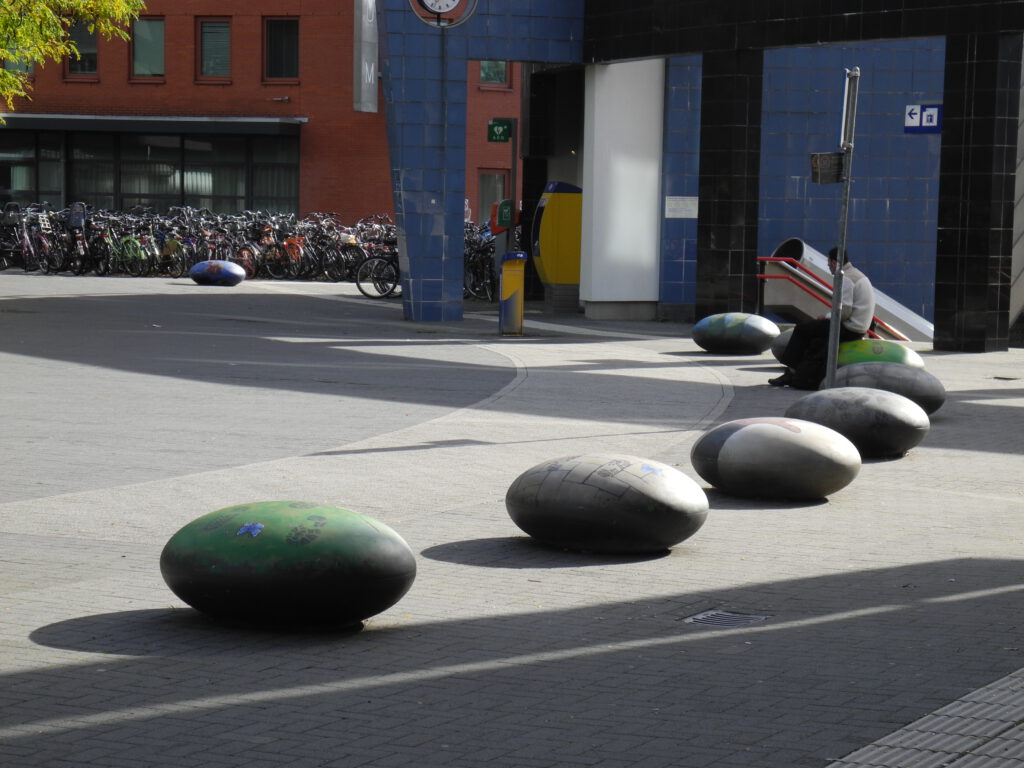 Overzichtsfoto van de smarties bij station Overvecht beschilderd door Milou van Montfort